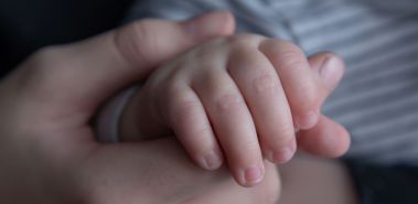Dłoń niemowlęcia w dłoni matki