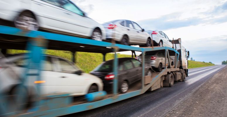 Auta na naczepie w trasie - transport samochodów