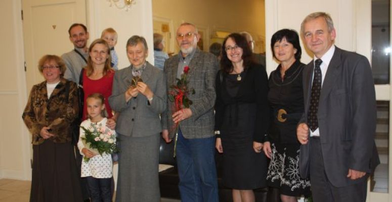 Laureaci z z prezesem Koła PKE w Siedlcach, koleżankami i kolega