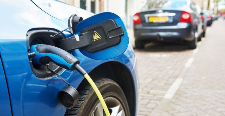 Niebieskie auto elektryczne ładowanie