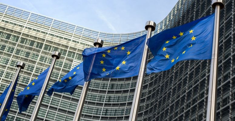 Flagi UE przed budynkiem Parlamentu Europejskiego