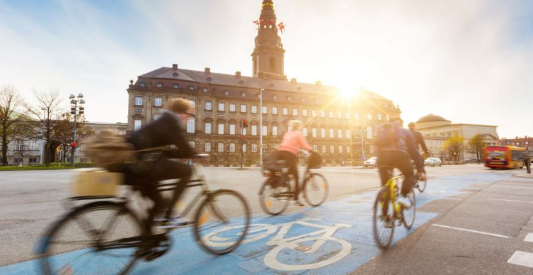 Rowerzyści na ścieżce rowerowej w mieście