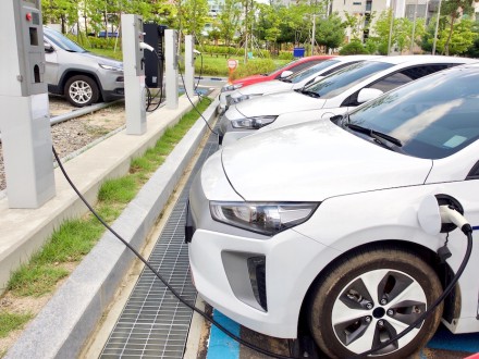 Do 2027 samochody elektryczne będą tańsze niż benzynowe