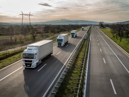 Produkcja ciężarówek wyżej emisyjna niż ropy czy stali - badanie