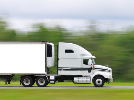 Spada koszt posiadania i użytkowania e-ciężarówek