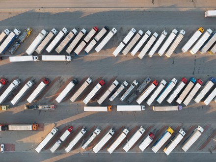 Koszt ciężarówek na e-diesla o 47% wyższy niż elektrycznych