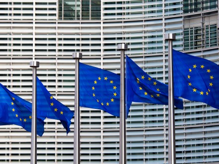 Europosłowie chcą silnych standardów UE dla emisji CO2 z ciężarówek