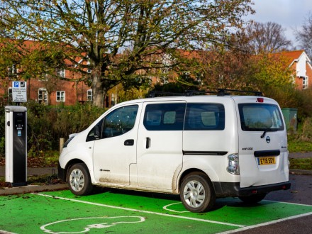 Elektryczne samochody dostawcze tańsze niż diesle