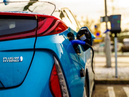 Testy zaniżają emisje hybryd plug-in