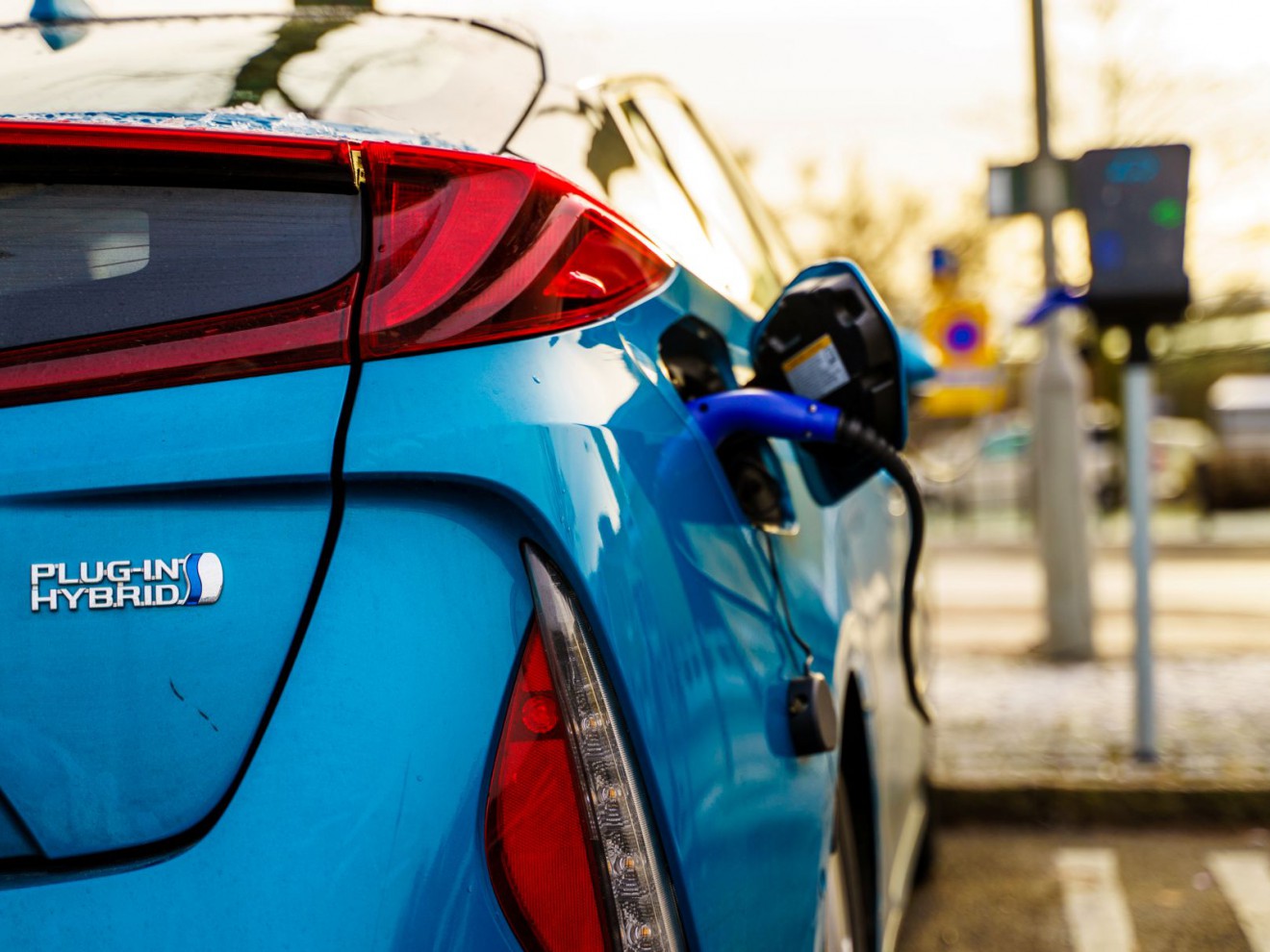 Testy zaniżają emisje hybryd plug-in