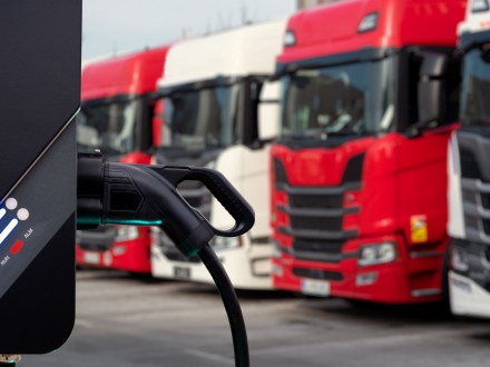 Publicznych ładowarek będzie dość do szybszej redukcji emisji CO2 z ciężarówek