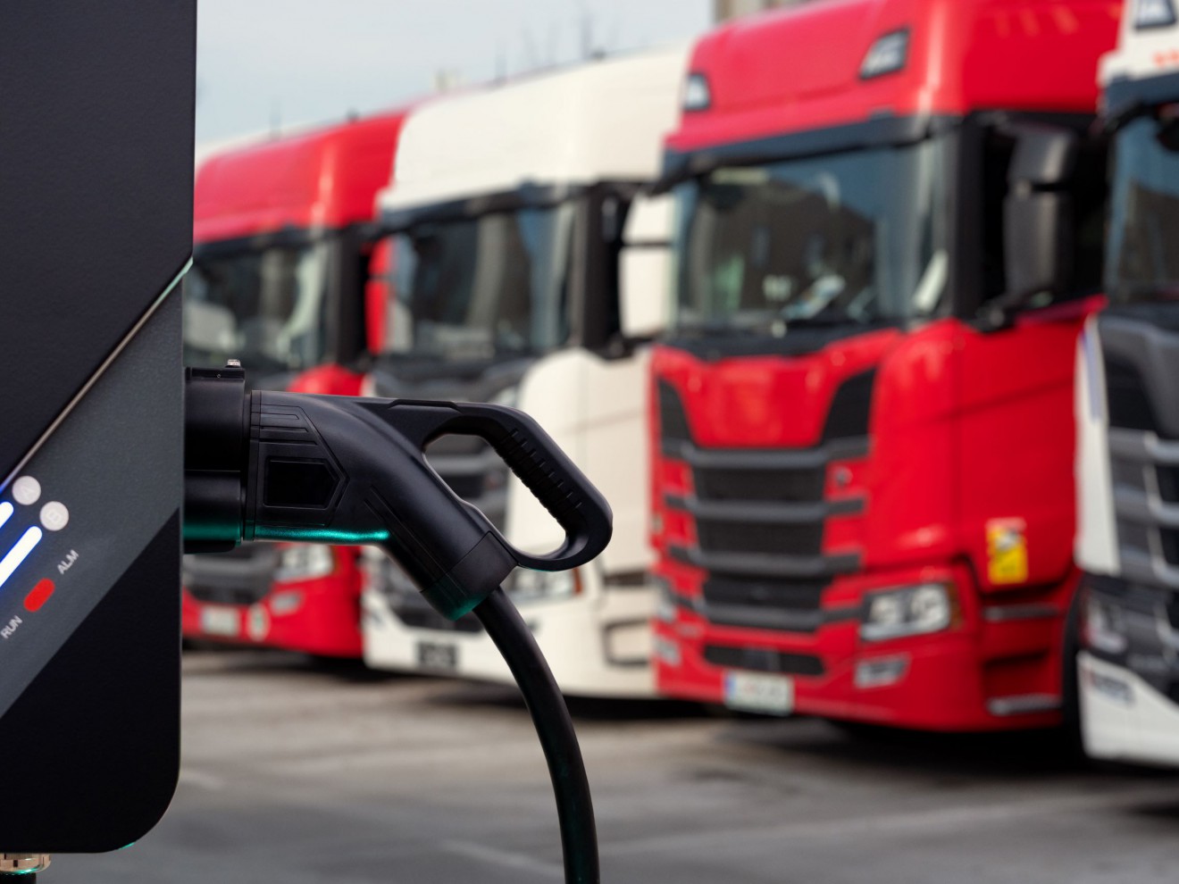 Publicznych ładowarek będzie dość do szybszej redukcji emisji CO2 z ciężarówek